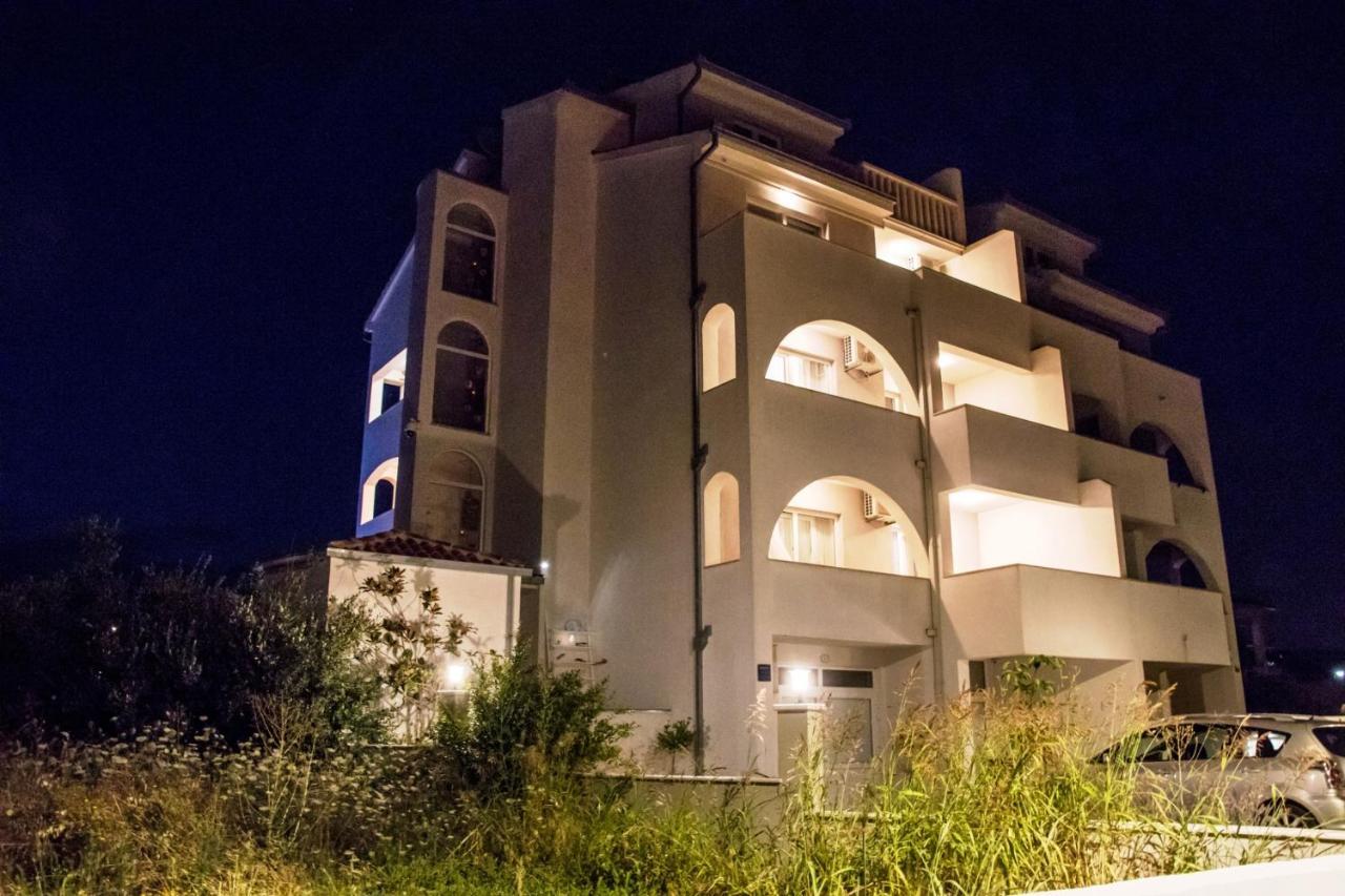 Villa Apartments Katja Трогир Екстериор снимка