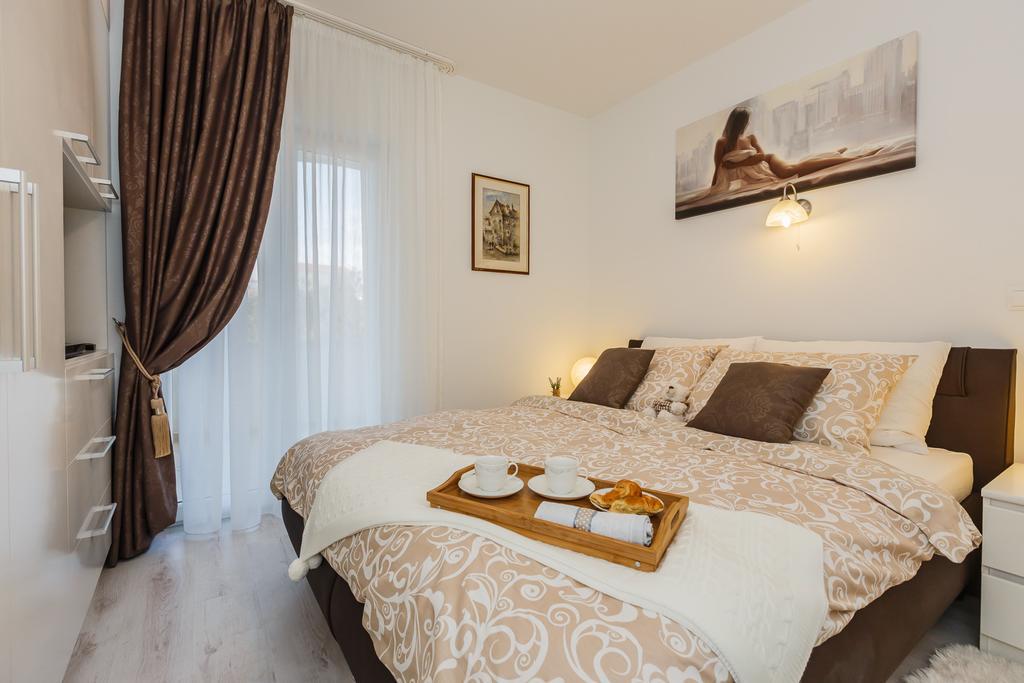 Villa Apartments Katja Трогир Екстериор снимка