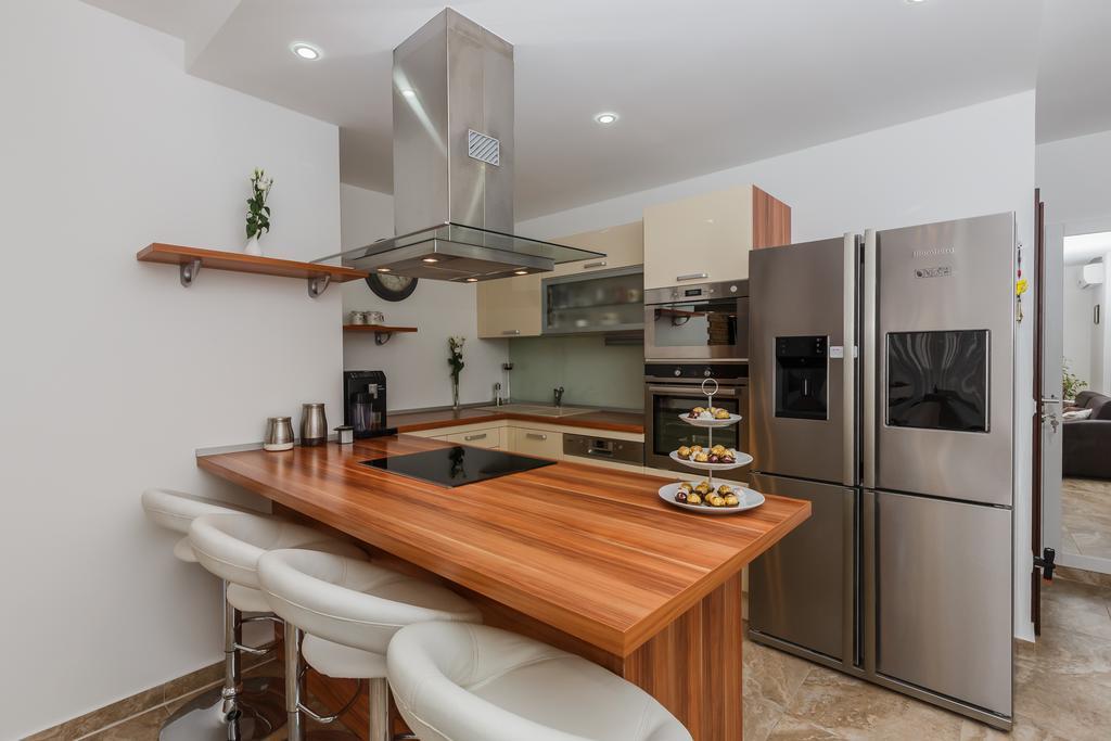 Villa Apartments Katja Трогир Екстериор снимка