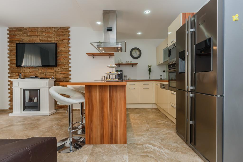 Villa Apartments Katja Трогир Екстериор снимка