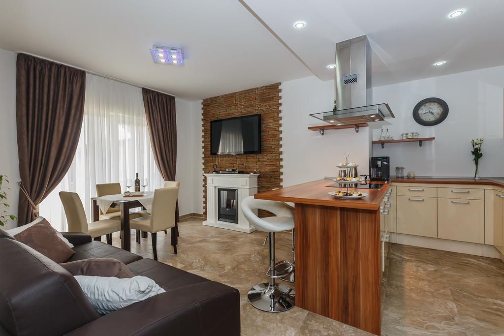 Villa Apartments Katja Трогир Екстериор снимка